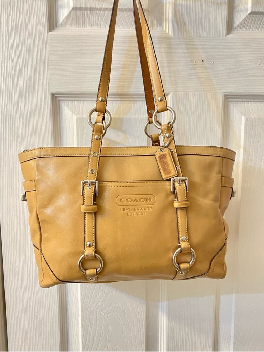 Vintage Coach Gallery F12343 in tan leather Silver hardware good condition
